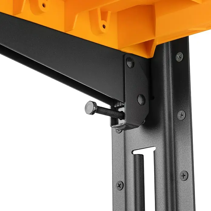 ToughBuilt StackTech Estructura de estantería - L x An x Al: 53 x 42 x 52 cm, Plástico, Capacidad de carga por balda: 22,5 kg - Vista detallada de una fijación de banco de trabajo con un tornillo que conecta la superficie de trabajo amarilla con el marco de metal negro.