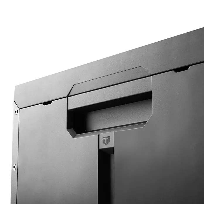 ToughBuilt StackTech Caja profesional con ruedas - An x Pr x Al: 52 x 58,5 x 67 cm, Plástico, Número de cajones: 1 ud. - Primer plano de un dispositivo negro con asa y logotipo, destacando su diseño moderno y robusto.