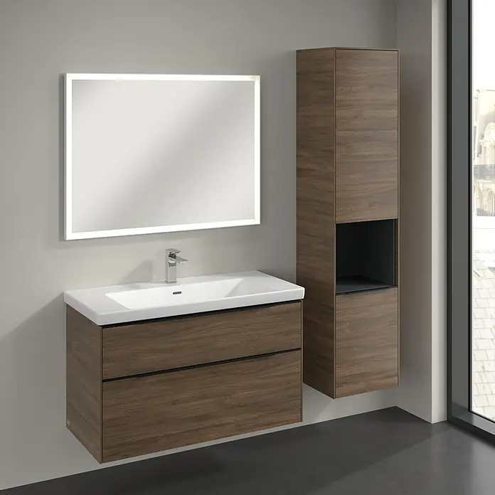 Villeroy & Boch Subway 3.0 Hochschrank - B x T x H: 40 x 36,2 x 171 cm, 1x offenes Fach, 2x Tür, Arizona Oak, Farbe Griff: Volcano black, DIN Anschlag: Rechts - Ein modernes Badezimmer-Waschtisch-Set in Holzoptik mit beleuchtetem Spiegel und passendem Hochschrank, ideal für stilvolle Badezimmer.