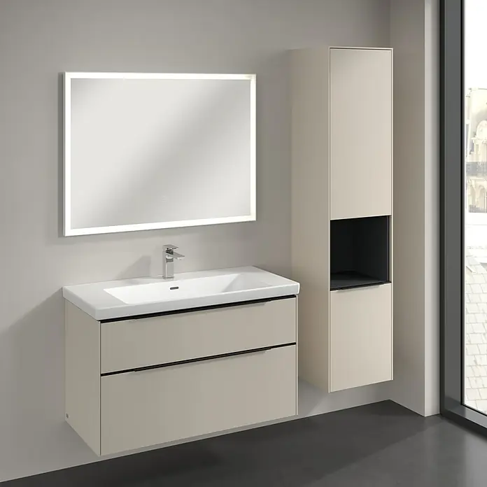 Villeroy & Boch Subway 3.0 Hochschrank - B x T x H: 40 x 36,2 x 171 cm, 1x offenes Fach, 2x Tür, Cashmere Grey, Farbe Griff: Volcano black, DIN Anschlag: Rechts - Badezimmer mit einem Waschtischunterschrank in Beige, einem hochkantigen Schrank und einem beleuchteten Spiegel.