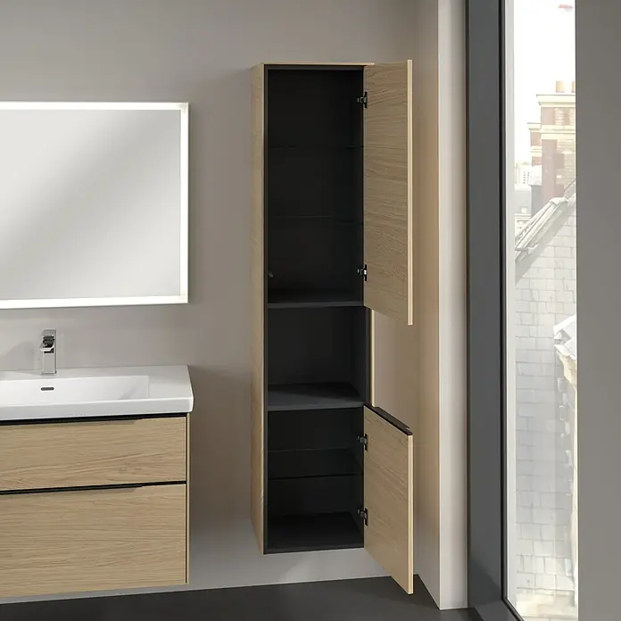 Villeroy & Boch Subway 3.0 Hochschrank - B x T x H: 40 x 36,2 x 171 cm, 1x offenes Fach, 2x Tür, Nordik oak, Farbe Griff: Volcano black, DIN Anschlag: Rechts - Badezimmer-Szene mit einem Waschbeckenunterschrank und einem hochwandigem Badezimmerschrank mit offenen Türen, der Stauraum zeigt.