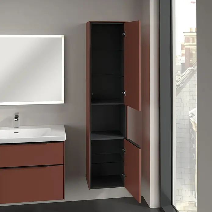 Villeroy & Boch Subway 3.0 Hochschrank - B x T x H: 40 x 36,2 x 171 cm, 1x offenes Fach, 2x Tür, Wine Red, Farbe Griff: Volcano black, DIN Anschlag: Rechts - Ein Badezimmer mit einem Waschtischunterschrank in dunklem Rotbraun, einem beleuchteten Spiegel und einem hochwandigen, offenen Badezimmerschrank.