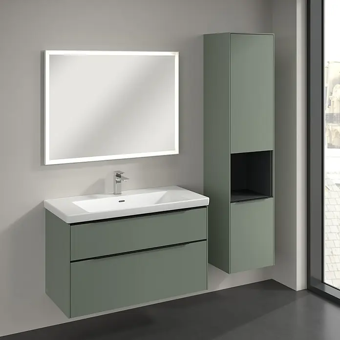 Villeroy & Boch Subway 3.0 Hochschrank - B x T x H: 40 x 36,2 x 171 cm, 1x offenes Fach, 2x Tür, Soft Green, Farbe Griff: Volcano black, DIN Anschlag: Rechts - Ein modernes Badezimmer-Ensemble mit einem Unterschrankwaschtisch in Grün, einem hochformatigen Schrank und einem beleuchteten Spiegel.