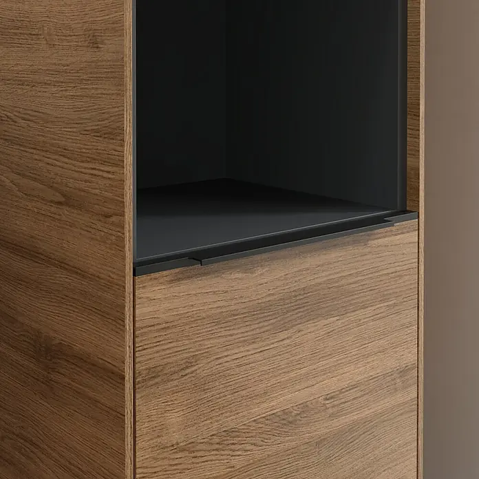 Villeroy & Boch Subway 3.0 Hochschrank - B x T x H: 40 x 36,2 x 171 cm, 1x offenes Fach, 2x Tür, Kansas Oak, Farbe Griff: Volcano black, DIN Anschlag: Rechts - Nahaufnahme eines modernen Holzschranks mit schwarzem Innenraum und Schublade. Das Möbelstück besticht durch seine schlichte Eleganz.