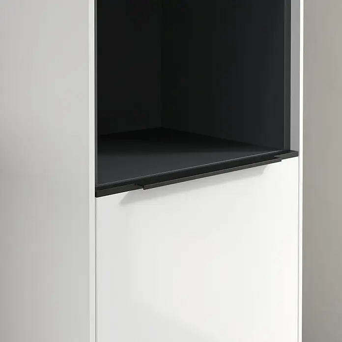 Villeroy & Boch Subway 3.0 Hochschrank - B x T x H: 40 x 36,2 x 171 cm, 1x offenes Fach, 2x Tür, Brilliant White, Farbe Griff: Volcano black, DIN Anschlag: Rechts - Nahaufnahme eines modernen weißen Schranks mit schwarzem offenem Fach und Griff.