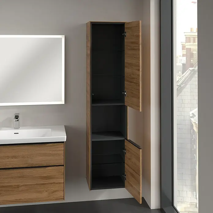 Villeroy & Boch Subway 3.0 Hochschrank - B x T x H: 40 x 36,2 x 171 cm, 1x offenes Fach, 2x Tür, Kansas Oak, Farbe Griff: Volcano black, DIN Anschlag: Rechts - Bild eines Badezimmers mit einem Waschtischunterschrank und einem offenen, hohen Badschrank mit Holztüren.
