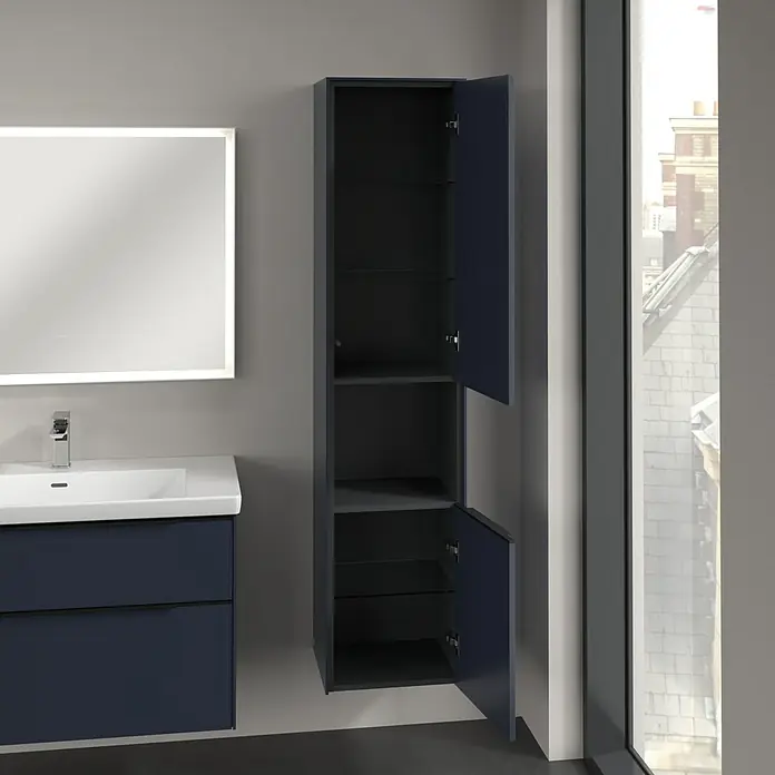 Villeroy & Boch Subway 3.0 Hochschrank - B x T x H: 40 x 36,2 x 171 cm, 1x offenes Fach, 2x Tür, Marine Blue, Farbe Griff: Volcano black, DIN Anschlag: Rechts - Badezimmer-Interieur mit blauem Waschbeckenunterschrank, beleuchtetem Spiegel und einem hochschrank mit Glastablaren, der geöffnet ist.