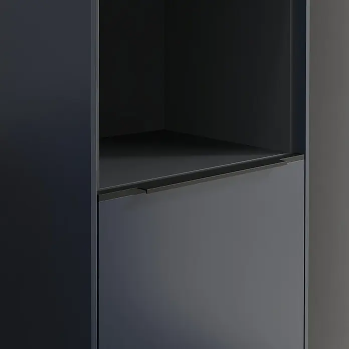 Villeroy & Boch Subway 3.0 Hochschrank - B x T x H: 40 x 36,2 x 171 cm, 1x offenes Fach, 2x Tür, Marine Blue, Farbe Griff: Volcano black, DIN Anschlag: Rechts - Nahaufnahme eines eleganten grauen Schranks mit Schublade und offenem Fach. Das schlichte Design sorgt für einen modernen Touch.