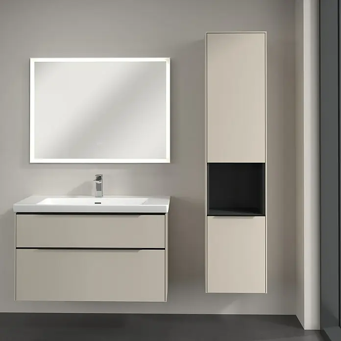 Villeroy & Boch Subway 3.0 Hochschrank - B x T x H: 40 x 36,2 x 171 cm, 1x offenes Fach, 2x Tür, Cashmere Grey, Farbe Griff: Volcano black, DIN Anschlag: Rechts - Badezimmer mit Waschtischunterschrank, Spiegelschrank mit Beleuchtung und Hochschrank in Beige und Schwarz.