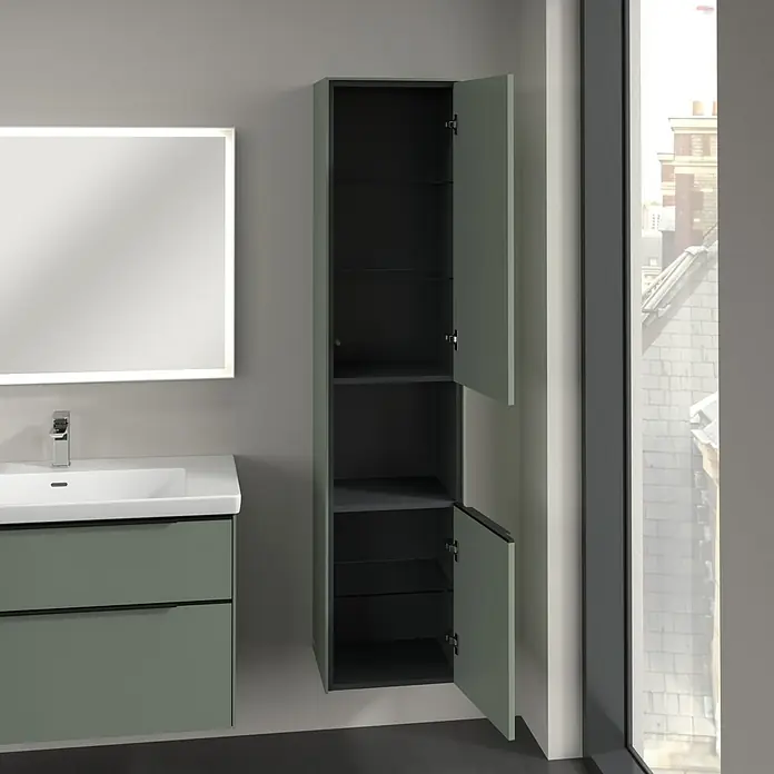 Villeroy & Boch Subway 3.0 Hochschrank - B x T x H: 40 x 36,2 x 171 cm, 1x offenes Fach, 2x Tür, Soft Green, Farbe Griff: Volcano black, DIN Anschlag: Rechts - Das Bild zeigt einen modernen Badezimmerschrank in Salbeigrün mit offenen Türen, der Stauraum und Design vereint. Ideal für ein stilvolles Bad.