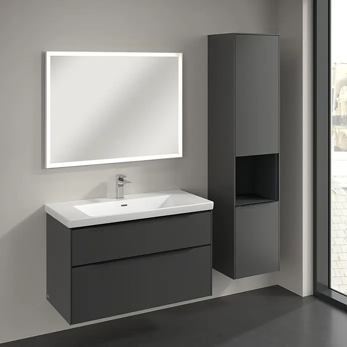 Villeroy & Boch Subway 3.0 Hochschrank - B x T x H: 40 x 36,2 x 171 cm, 1x offenes Fach, 2x Tür, Graphite, Farbe Griff: Volcano black, DIN Anschlag: Rechts - Modernes Badezimmer-Set mit einem Waschbeckenunterschrank mit zwei Schubladen, einem hochkantigen Spiegelschrank und einem beleuchteten Spiegel.