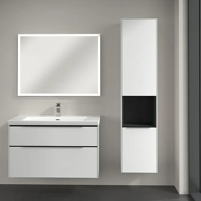 Villeroy & Boch Subway 3.0 Hochschrank - B x T x H: 40 x 36,2 x 171 cm, 1x offenes Fach, 2x Tür, Pure White, Farbe Griff: Volcano black, DIN Anschlag: Rechts - Elegantes Badezimmerensemble mit einem modernen Waschbeckenunterschrank und einem hochglänzenden Spiegelschrank mit LED-Beleuchtung.