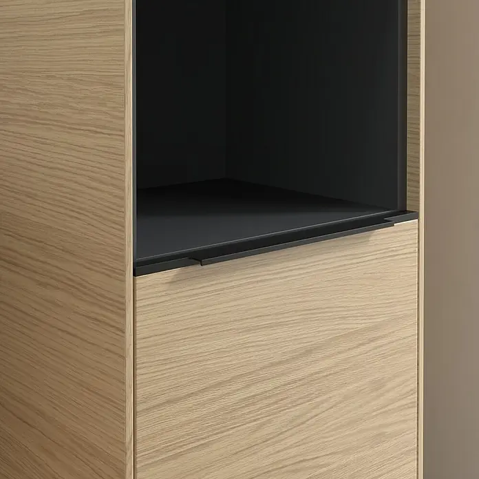Villeroy & Boch Subway 3.0 Hochschrank - B x T x H: 40 x 36,2 x 171 cm, 1x offenes Fach, 2x Tür, Nordik oak, Farbe Griff: Volcano black, DIN Anschlag: Rechts - Nahaufnahme eines modernen Holzschranks mit einer schwarzen Schublade, der elegantes Design und Funktionalität vereint.