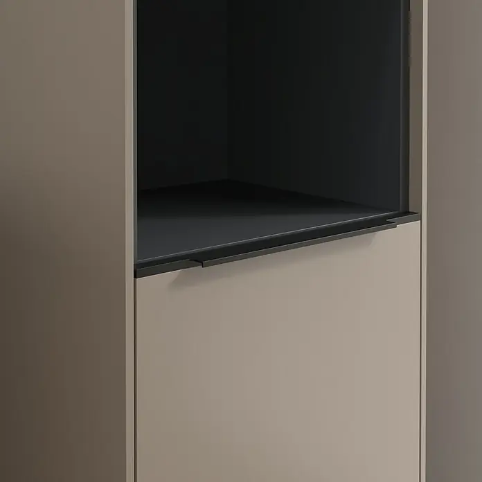Villeroy & Boch Subway 3.0 Hochschrank - B x T x H: 40 x 36,2 x 171 cm, 1x offenes Fach, 2x Tür, Taupe, Farbe Griff: Volcano black, DIN Anschlag: Rechts - Nahaufnahme eines modernen Möbels mit einem offenen Regalbereich und einer Schublade mit minimalistischem Griff.