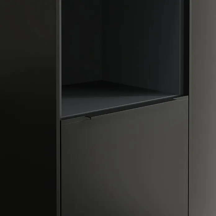 Villeroy & Boch Subway 3.0 Hochschrank - B x T x H: 40 x 36,2 x 171 cm, 1x offenes Fach, 2x Tür, Volcano Black, Farbe Griff: Volcano black, DIN Anschlag: Rechts - Nahaufnahme eines modernen, schwarzen Schrankes mit offenem Regal und Schublade, der elegantes Design und Funktionalität vereint.