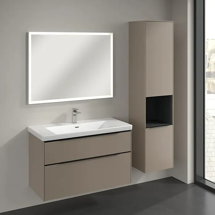 Villeroy & Boch Subway 3.0 Hochschrank - B x T x H: 40 x 36,2 x 171 cm, 1x offenes Fach, 2x Tür, Taupe, Farbe Griff: Volcano black, DIN Anschlag: Rechts - Ein Badezimmer mit einem modernen Waschtischunterschrank in Taupe mit Schubladen, einem beleuchteten Spiegel und einem passenden Hängeschrank mit offenem Fach.
