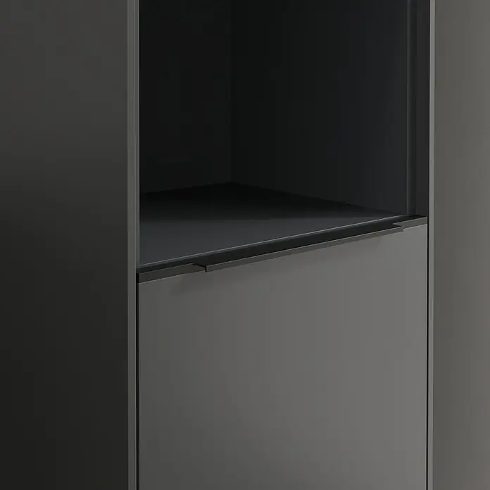 Villeroy & Boch Subway 3.0 Hochschrank - B x T x H: 40 x 36,2 x 171 cm, 1x offenes Fach, 2x Tür, Graphite, Farbe Griff: Volcano black, DIN Anschlag: Rechts - Nahaufnahme eines modernen, grauen Küchenschranks mit einem schlanken, integrierten Griff und einem offenen Fach darüber.