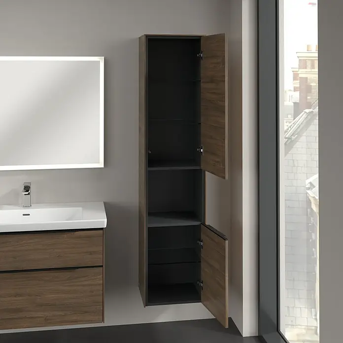 Villeroy & Boch Subway 3.0 Hochschrank - B x T x H: 40 x 36,2 x 171 cm, 1x offenes Fach, 2x Tür, Arizona Oak, Farbe Griff: Volcano black, DIN Anschlag: Rechts - Ein offener, hölzerner Badezimmerschrank mit Einlegeböden neben Waschbecken und Spiegel im Badezimmer.