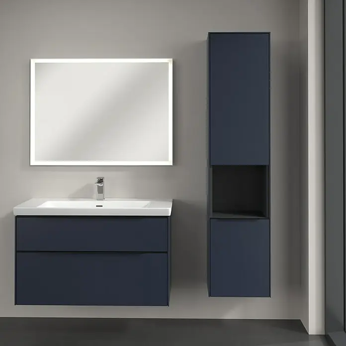 Villeroy & Boch Subway 3.0 Hochschrank - B x T x H: 40 x 36,2 x 171 cm, 1x offenes Fach, 2x Tür, Marine Blue, Farbe Griff: Volcano black, DIN Anschlag: Rechts - Badezimmer mit modernem Waschtischunterschrank in Dunkelblau, beleuchtetem Spiegel und passendem Hochschrank.