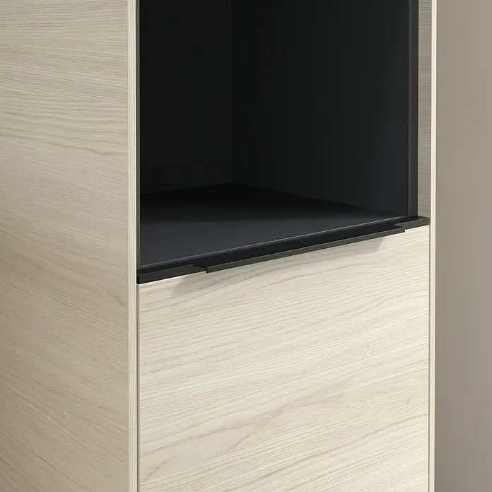 Villeroy & Boch Subway 3.0 Hochschrank - B x T x H: 40 x 36,2 x 171 cm, 1x offenes Fach, 2x Tür, White Oak, Farbe Griff: Volcano black, DIN Anschlag: Rechts - Nahaufnahme eines modernen Holzschranks mit schwarzem Innenraum und minimalistischem Design, der moderne Eleganz ausstrahlt.
