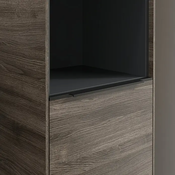 Villeroy & Boch Subway 3.0 Hochschrank - B x T x H: 40 x 36,2 x 171 cm, 1x offenes Fach, 2x Tür, Stone Oak, Farbe Griff: Volcano black, DIN Anschlag: Rechts - Nahaufnahme eines modernen Holzschranks mit offenem Fach und Schublade, der elegantes Design und Funktionalität vereint.