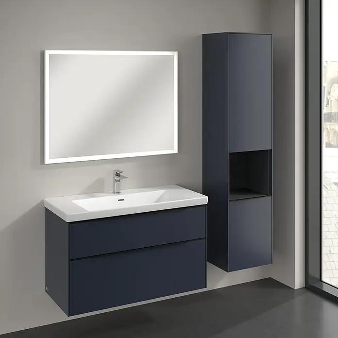 Villeroy & Boch Subway 3.0 Hochschrank - B x T x H: 40 x 36,2 x 171 cm, 1x offenes Fach, 2x Tür, Marine Blue, Farbe Griff: Volcano black, DIN Anschlag: Rechts - Elegantes Badezimmer-Set mit einem beleuchteten Spiegel, einem Waschtisch mit Schubladen und einem passenden Hochschrank in modernem Design.