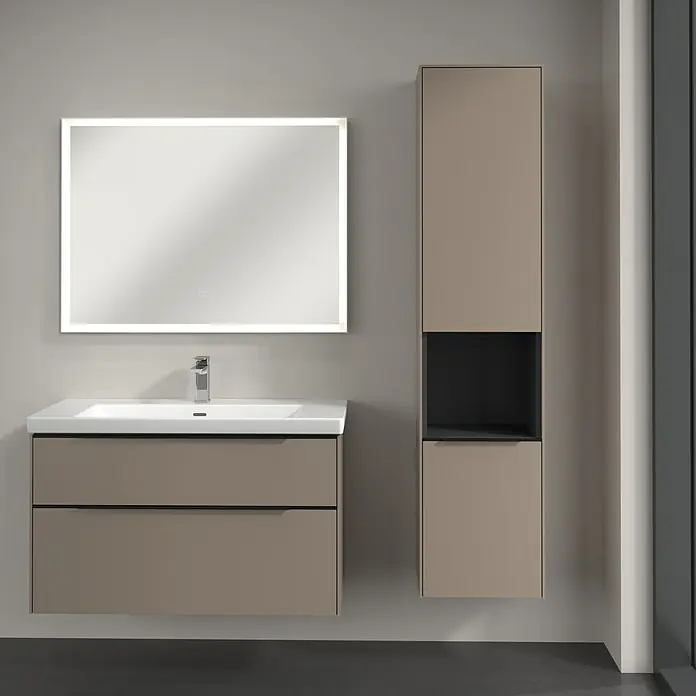 Villeroy & Boch Subway 3.0 Hochschrank - B x T x H: 40 x 36,2 x 171 cm, 1x offenes Fach, 2x Tür, Taupe, Farbe Griff: Volcano black, DIN Anschlag: Rechts - Elegantes Badezimmer-Set mit Waschtischunterschrank in Taupe, weißem Aufsatzwaschbecken und passendem Hochschrank, sowie beleuchtetem Spiegel für stilvolles Ambiente.