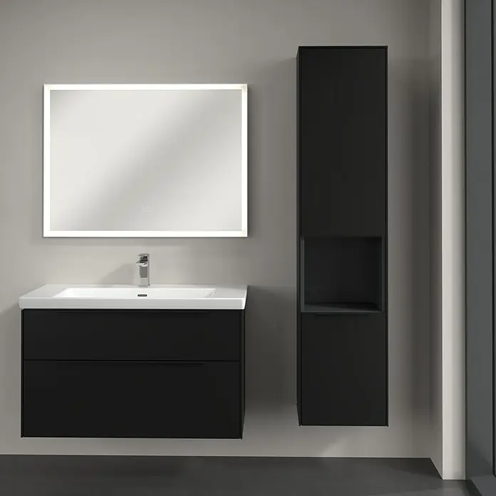 Villeroy & Boch Subway 3.0 Hochschrank - B x T x H: 40 x 36,2 x 171 cm, 1x offenes Fach, 2x Tür, Volcano Black, Farbe Griff: Volcano black, DIN Anschlag: Rechts - Modernes Badezimmer-Set mit einem schwarzen Waschtischunterschrank, einem beleuchteten Spiegel und einem passenden Hochschrank.