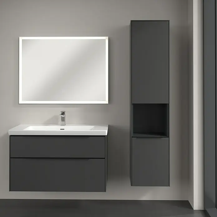 Villeroy & Boch Subway 3.0 Hochschrank - B x T x H: 40 x 36,2 x 171 cm, 1x offenes Fach, 2x Tür, Graphite, Farbe Griff: Volcano black, DIN Anschlag: Rechts - Badezimmer-Ensemble mit grauem Waschtischunterschrank, beleuchtetem Spiegel und hohem Schrankelement für ein modernes Badambiente.