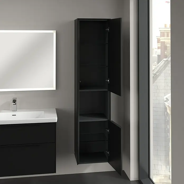 Villeroy & Boch Subway 3.0 Hochschrank - B x T x H: 40 x 36,2 x 171 cm, 1x offenes Fach, 2x Tür, Volcano Black, Farbe Griff: Volcano black, DIN Anschlag: Rechts - Schwarzer Badezimmerschrank mit offenen Türen und Glasböden neben einem Waschbecken mit Spiegel. Moderne Badmöbel für mehr Stauraum.