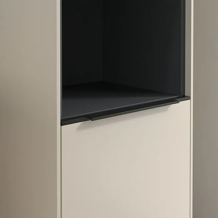 Villeroy & Boch Subway 3.0 Hochschrank - B x T x H: 40 x 36,2 x 171 cm, 1x offenes Fach, 2x Tür, Cashmere Grey, Farbe Griff: Volcano black, DIN Anschlag: Rechts - Detailaufnahme eines modernen weißen Schranks mit schwarzen Akzenten. Perfekt für stilvolle Aufbewahrungslösungen im modernen Zuhause.