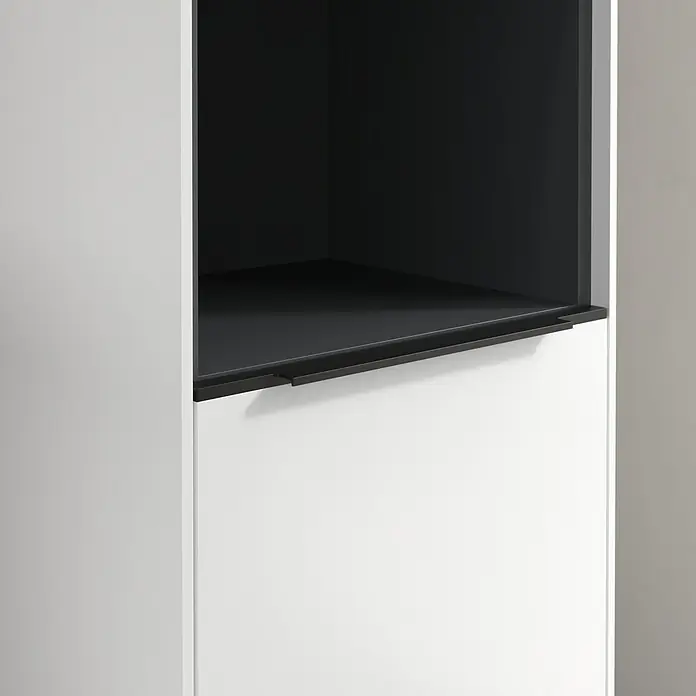 Villeroy & Boch Subway 3.0 Hochschrank - B x T x H: 40 x 36,2 x 171 cm, 1x offenes Fach, 2x Tür, Pure White, Farbe Griff: Volcano black, DIN Anschlag: Rechts - Nahaufnahme eines modernen weißen Schranks mit einem offenen schwarzen Fach, das modernes Design und Funktionalität hervorhebt.