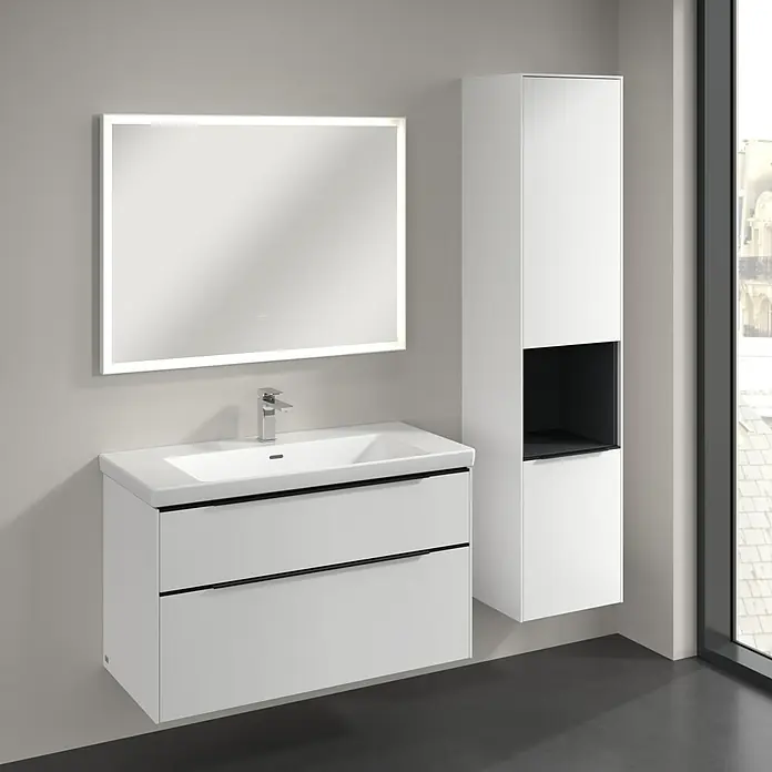 Villeroy & Boch Subway 3.0 Hochschrank - B x T x H: 40 x 36,2 x 171 cm, 1x offenes Fach, 2x Tür, Pure White, Farbe Griff: Volcano black, DIN Anschlag: Rechts - Ein modernes Badezimmer-Set mit einem weißen Waschtischunterschrank, einem Spiegelschrank und einem Hochschrank, ideal für stilvolle Badezimmer.
