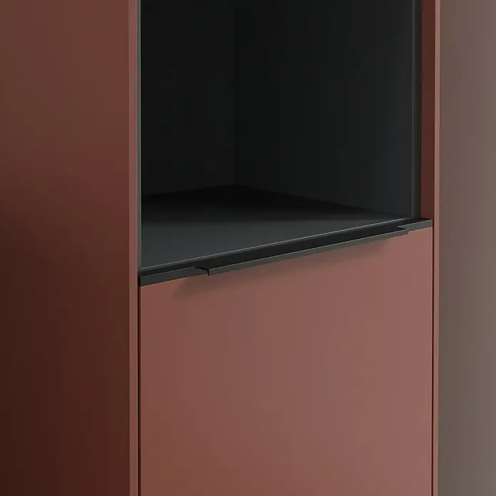 Villeroy & Boch Subway 3.0 Hochschrank - B x T x H: 40 x 36,2 x 171 cm, 1x offenes Fach, 2x Tür, Wine Red, Farbe Griff: Volcano black, DIN Anschlag: Rechts - Detailaufnahme eines modernen braunen Schranks mit offenem Fach und schwarzem Griff, der elegantes Design und Funktionalität vereint.