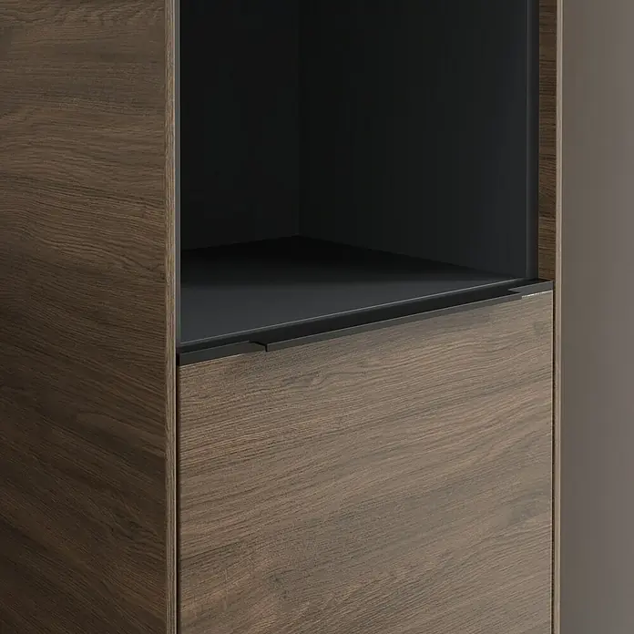 Villeroy & Boch Subway 3.0 Hochschrank - B x T x H: 40 x 36,2 x 171 cm, 1x offenes Fach, 2x Tür, Arizona Oak, Farbe Griff: Volcano black, DIN Anschlag: Rechts - Detailaufnahme eines Holzschranks mit offenem Fach und Schublade. Das Holz hat eine dunkle, natürliche Maserung.