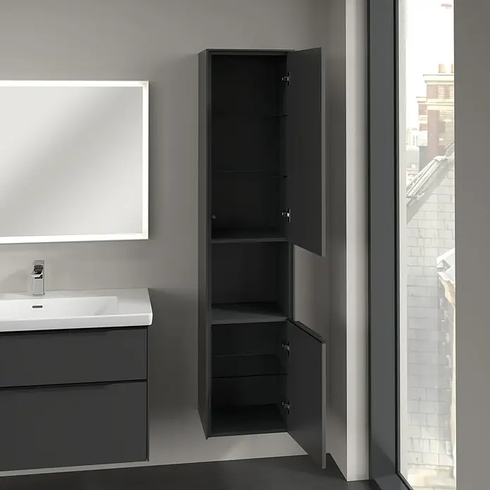 Villeroy & Boch Subway 3.0 Hochschrank - B x T x H: 40 x 36,2 x 171 cm, 1x offenes Fach, 2x Tür, Graphite, Farbe Griff: Volcano black, DIN Anschlag: Rechts - Ein modernes Badezimmer mit einem Waschbeckenunterschrank, einem Spiegel und einem hochschrank mit offenen Türen, der Stauraum bietet.
