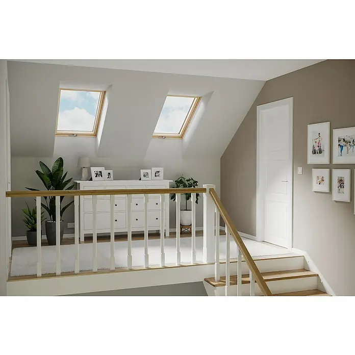Solid Elements Dachfenster Basic - 66 x 118 cm - Heller Dachboden mit Dachfenstern, weißer Kommode, Treppe mit Holzstufen und weißen Geländern für ein freundliches Wohnambiente.