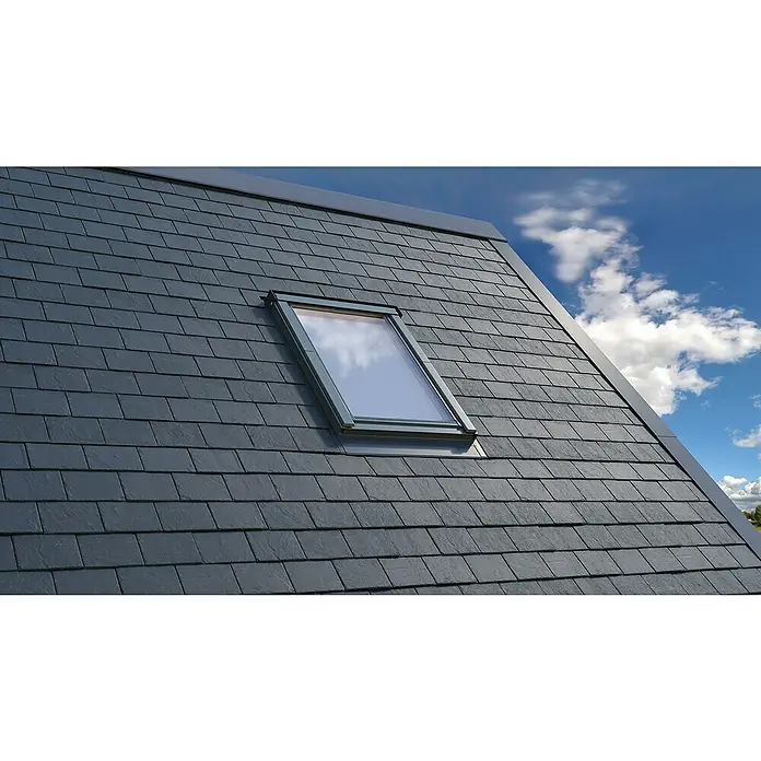 Solid Elements Dachfenster Pro Thermo - 55 x 78 cm - Dachansicht mit Dachfenster, das natürliches Licht hereinlässt. Die grauen Schindeln und der blaue Himmel bieten einen scharfen Kontrast.