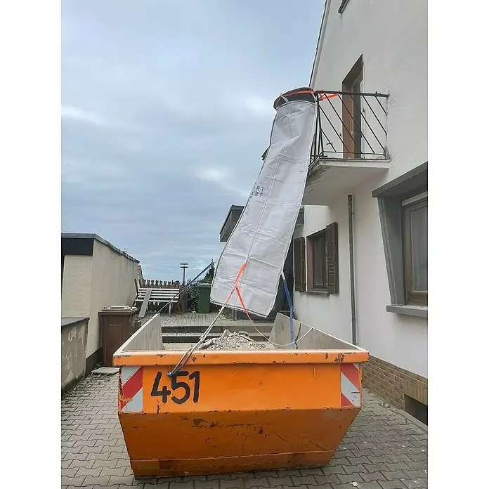 Stortslurf Schuttrutsche - Ø x L: 50 x 300 cm - Entsorgung von Bauschutt mit einer Bauschuttrutsche direkt in einen Container, eine praktische Lösung für Bauprojekte.