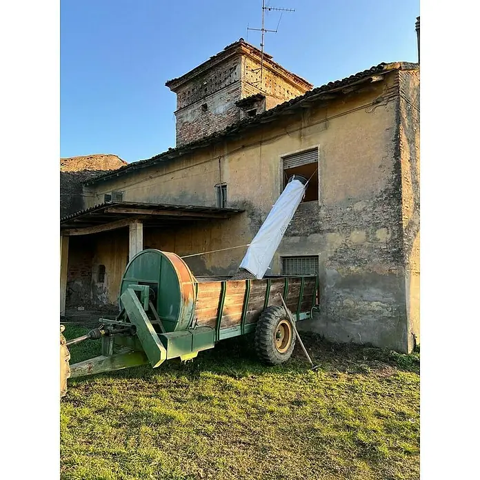 Stortslurf Schuttrutsche - Ø x L: 50 x 300 cm - Landwirtschaftliche Maschine mit Förderband, die Getreide in ein Fenster eines alten Bauernhauses befördert.