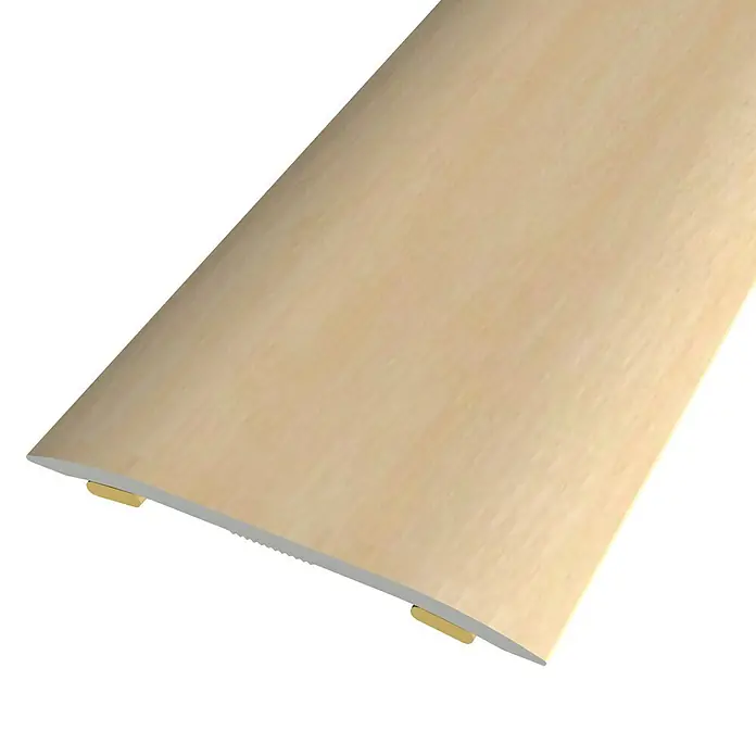 Baglinox Junta de transición Arce - 28 - 90 cm x 38 mm x 2,3 mm, Aluminio - Primer plano de un rodapié de madera clara con clips de montaje dorados, perfecto para acabados de suelo elegantes.