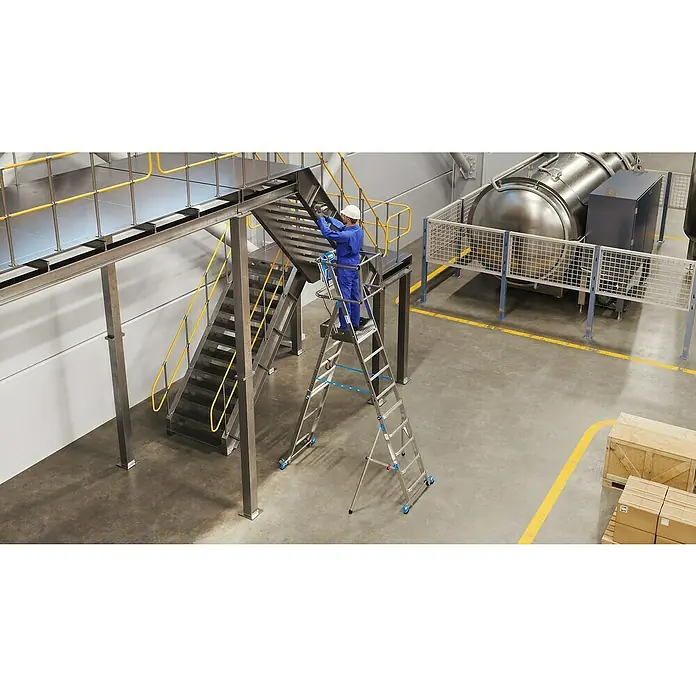 Krause Sprossen-Gelenk-Teleskopleiter Skymatic 5-9 Sprossen - Arbeitshöhe: 4,35 m, Anzahl Tritte: 9 Stk., Aluminium - Ein Arbeiter auf einer fahrbaren Treppenleiter bei Wartungsarbeiten. Sichere Arbeitsbühne für Industrie und Handwerk im Einsatz.