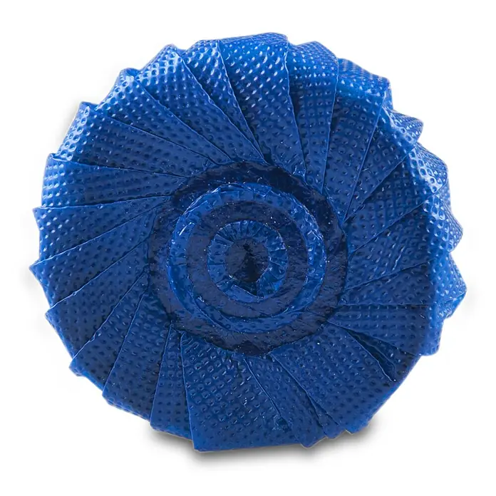 Raybro Reinigungstabs - Passend für: PureBasic oder StarBlueDisc Einwurfschacht - Nahaufnahme einer blauen Poolabdeckung, spiralförmig aufgerollt und mit Bläschenstruktur für Wärmespeicherung.
