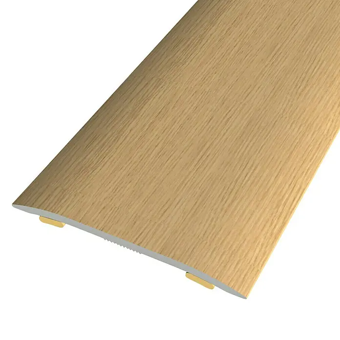 Baglinox Junta de transición Roble - 84 - 90 cm x 38 mm x 2,3 mm, Aluminio - Primer plano de un zócalo de madera clara, ideal para diseñar con estilo suelos y paredes.
