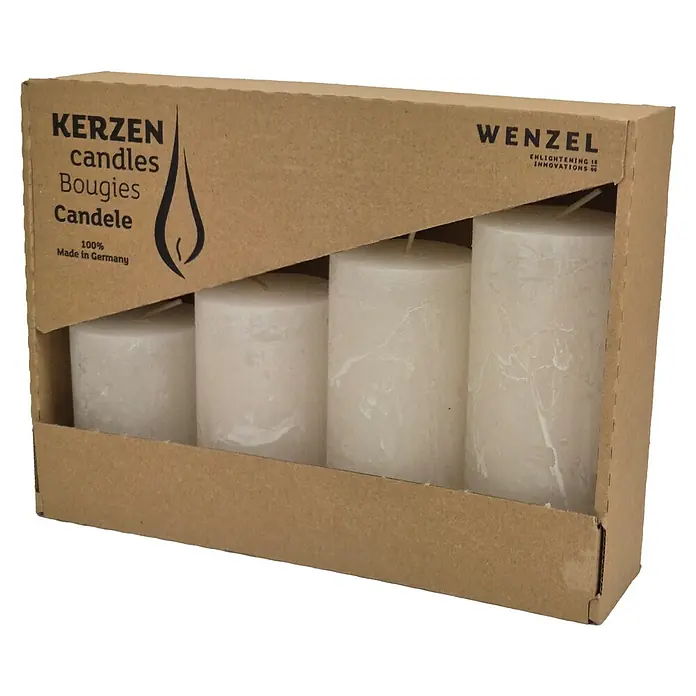 Stumpenkerzen-Set Rustic Safe - 4 -tlg., Wollweiß - Eine Packung Wenzel Kerzen, bestehend aus vier weißen Stumpenkerzen, verpackt in einem Karton mit Markendetails.