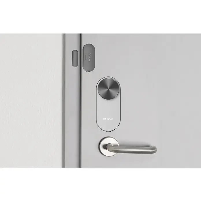 EZVIZ Cerradura electrónica DLS01 PRO - Apto para: Puerta - Primer plano de una puerta con un sistema de bloqueo inteligente EZVIZ instalado, que combina seguridad y comodidad.