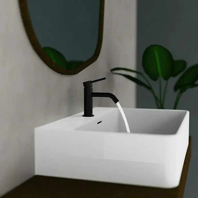 Camargue Kaltwasser-Standventil Padua - Schwarz, Matt - Nahaufnahme eines modernen Waschbeckens mit einem eleganten schwarzen Wasserhahn, aus dem Wasser fließt, und einem Spiegel im Hintergrund.