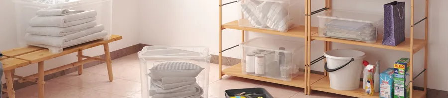 organizacija prostora z lesenimi regali in plastičnimi zaboji