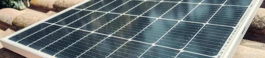 Približana slika solarnega panela na strehi