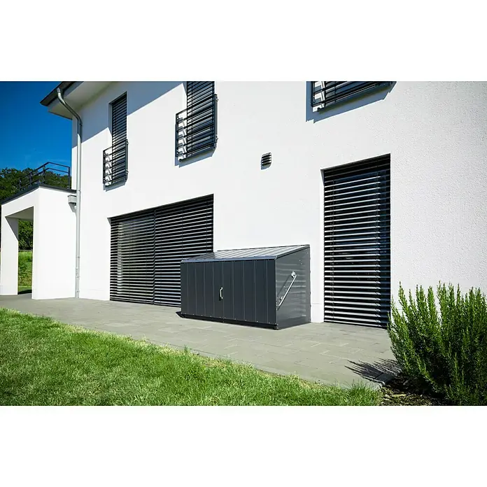 Trimetals Garten-Aufbewahrungsbox Storeguard - Anthrazit, Stahl - Geräumige, graue Gerätebox vor einer weißen Hauswand. Perfekt für die Aufbewahrung von Gartengeräten und Outdoor-Zubehör.